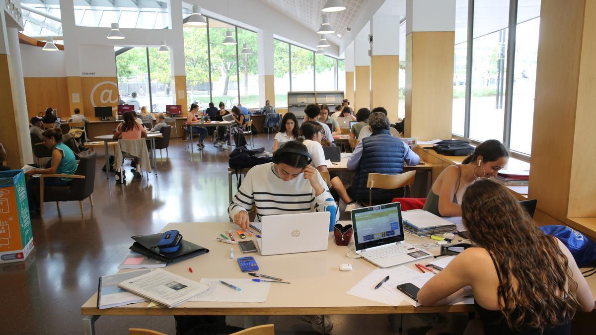 Estudiantes de bachillerato preparándose para la selectividad, el curso pasado