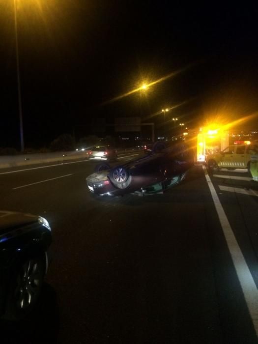 Accidente con dos heridos leves y un vuelco en la GC-1