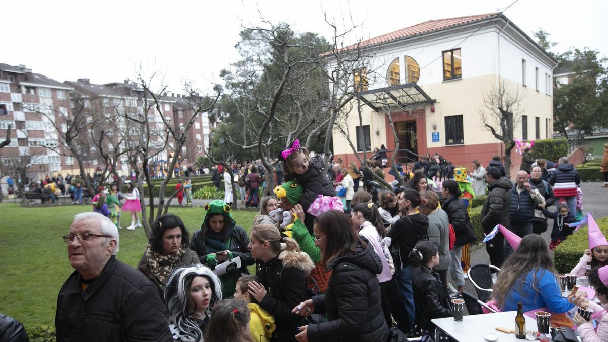 La celebración de una actividad en los jardines de El Cortijo.