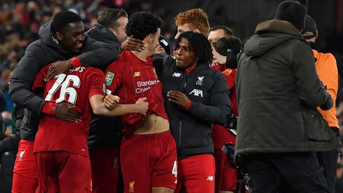 Los jugadores del Liverpool celebrando su clasificación ante el Arsenal