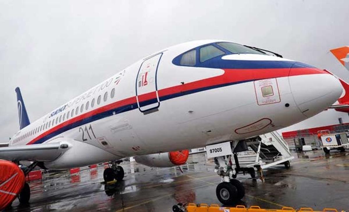 Un avió Sukhoi Superjet 100 aparcat a la pista durant el Saló Aeronàutic de Le Bourget, a París (França). Un aparell que funciona exclusivament amb energia solar, l’aeronau de passatgers més gran de la història i la maqueta d’un supersònic capaç d’unir París i Tòquio en dues hores i mitja són algunes de les novetats de la mostra, que va obrir les portes dilluns.