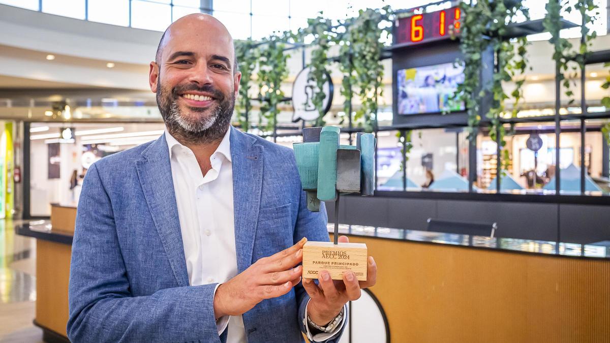Fernando García, con el premio a la trayectoria del centro, en Parque Principado.