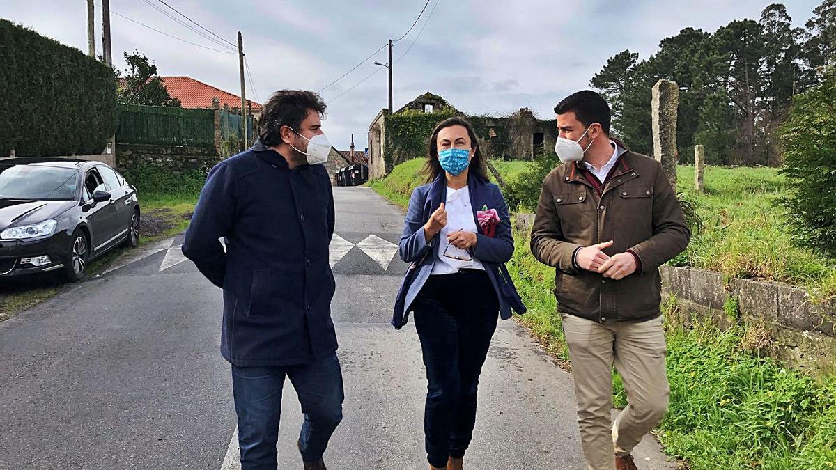 Gregorio Agís, María Ramallo y Pablo Novas, en el tramo que se reformará. |   // FDV