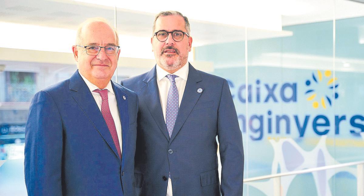 Joan Cavallé (izquierda), actual director general de Caixa Enginyers , y Juanjo Llopis, su sucesor en el cargo a partir del 1 de enero.