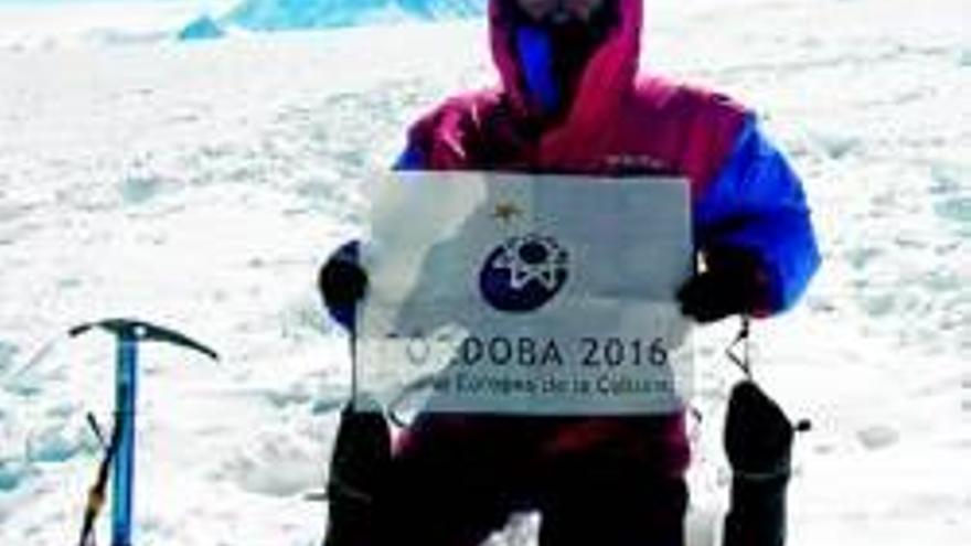 La bandera de la capitalidad cultural, en la cima del cho oyu