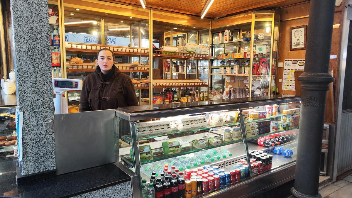 María Sixto, en la tienda de alimentación que tiene en la plaza de abastos de Mieres. | A. Velasco