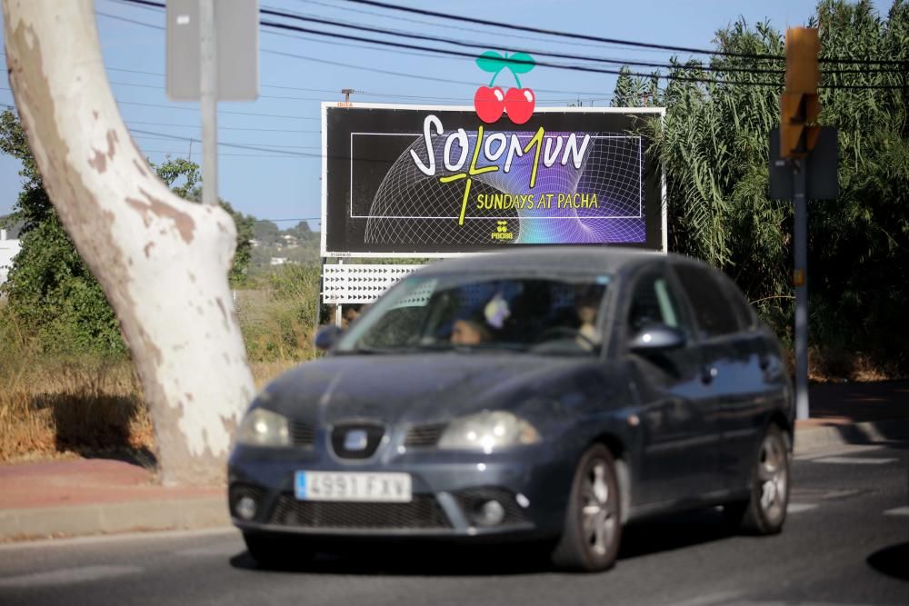 Como si de una plaga se tratase, las vallas publicitarias no paran de multiplicarse en la isla de Ibiza