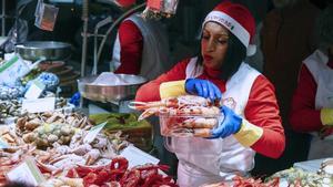 Compras de última hora para la cena de Nochebuena en el mercado de La Boqueria de Barcelona