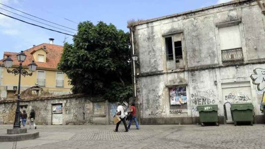 Este edificio ruinoso de O Castro quizá sea uno de los que están en peor estado del centro de Vilagarcía.  // Noé Parga