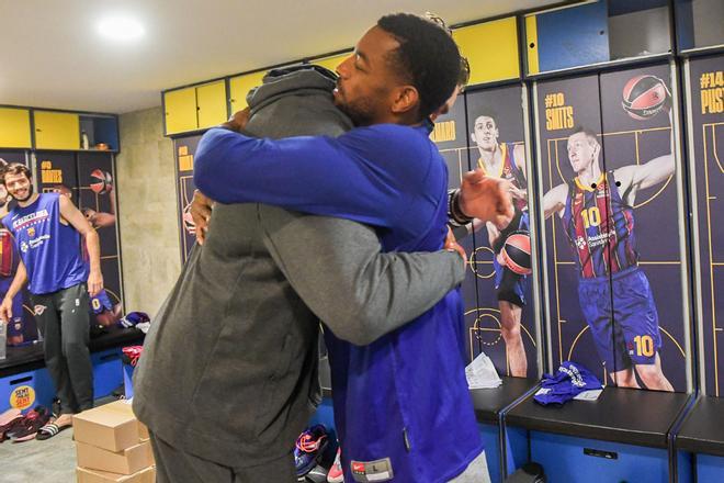 Pau Gasol visita en el entreno a sus compañeros del FC Barcelona.