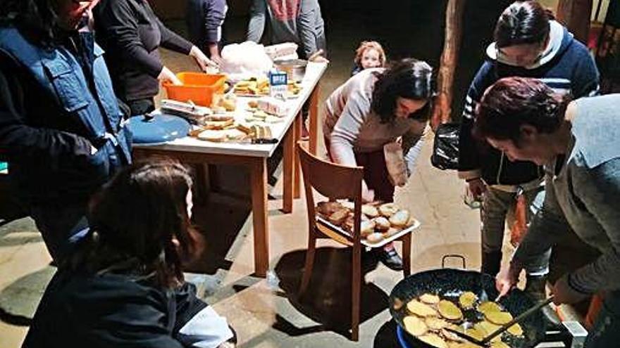 Elaboracion de torrijas en Tola.