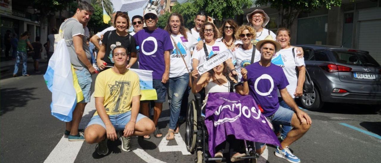 Miembros de Podemos en la manifestación en contra del Salto de Chira