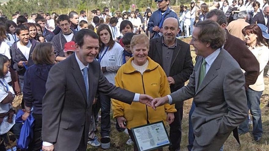 Abel Caballero (izq.) y José Luis Méndez (dcha.) junto a comuneros, vecinos de Coruxo y alumnos.