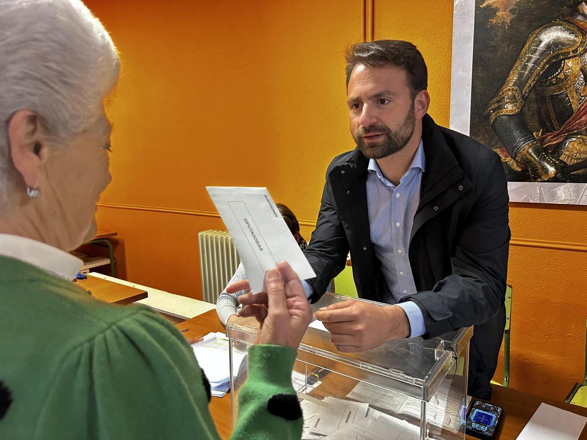 Votación en el colegio público &quot;La Paloma&quot; de Castropol, con el presidente del PP como presidente de mesa.