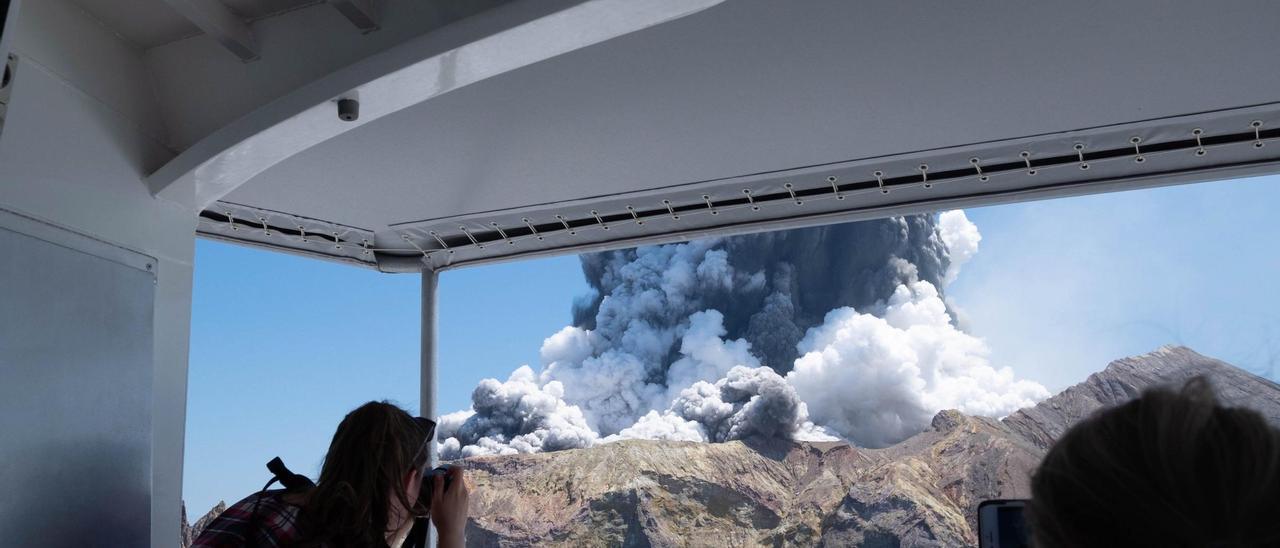 Turistas captan la erupción.