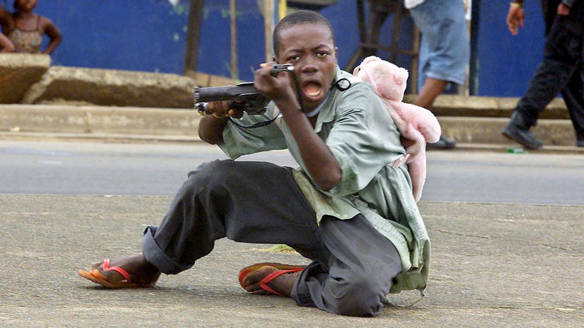 Niño soldado en una calle de Monrovia
