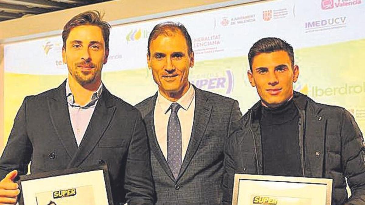 Luis Cervera junto a los pilotaris premiados