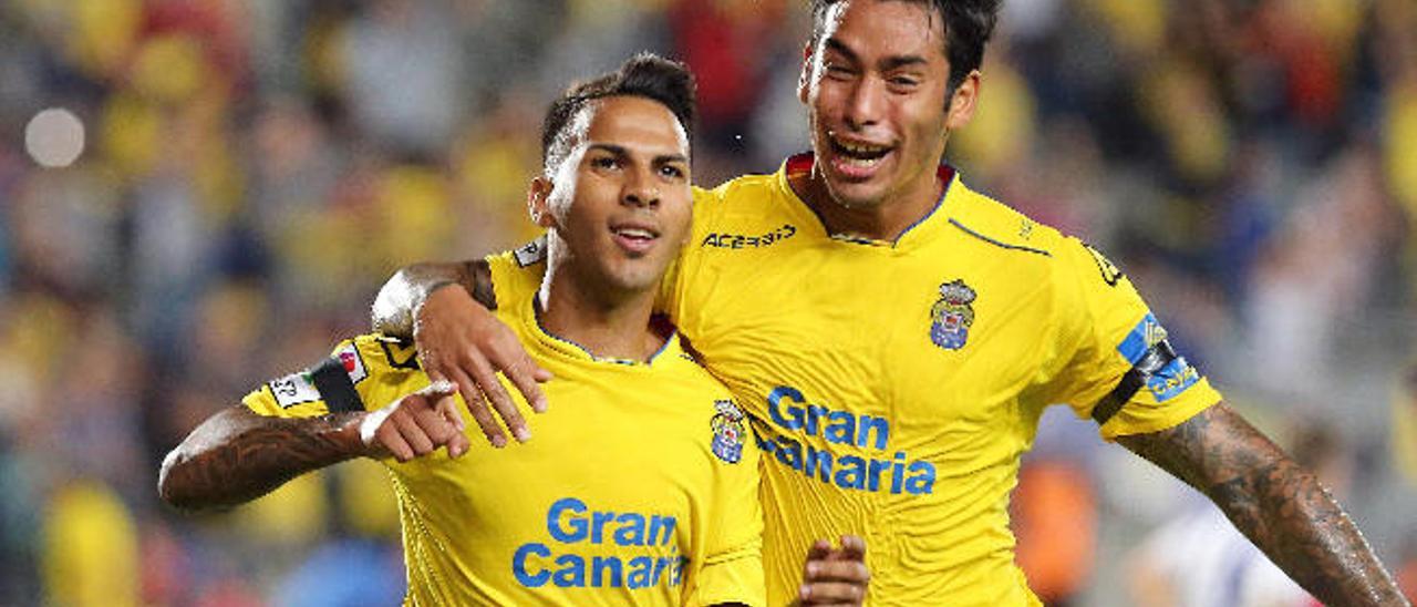 Jonathan Viera y Araujo celebran el gol del de La Feria a la Real Sociedad.