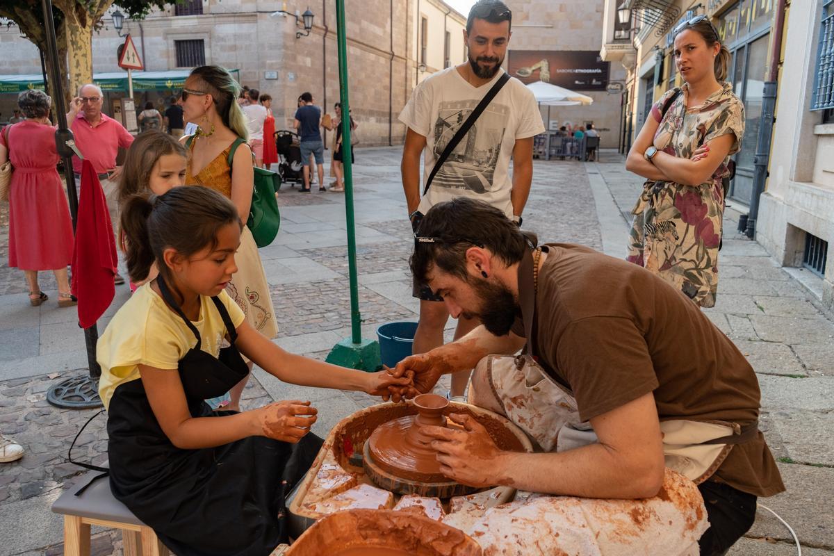 Exhibición de barro en la feria de la alfarería