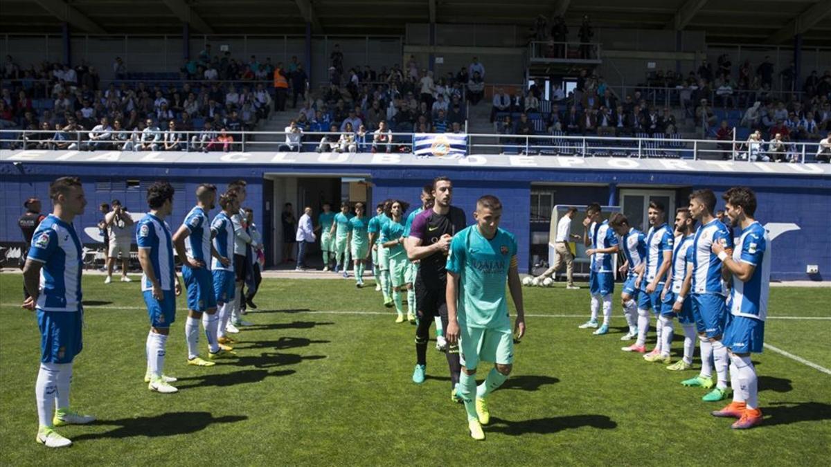 Los jugadores del Espanyol B, en un gesto de 'fair play', hicieron el pasillo al campeón de Liga