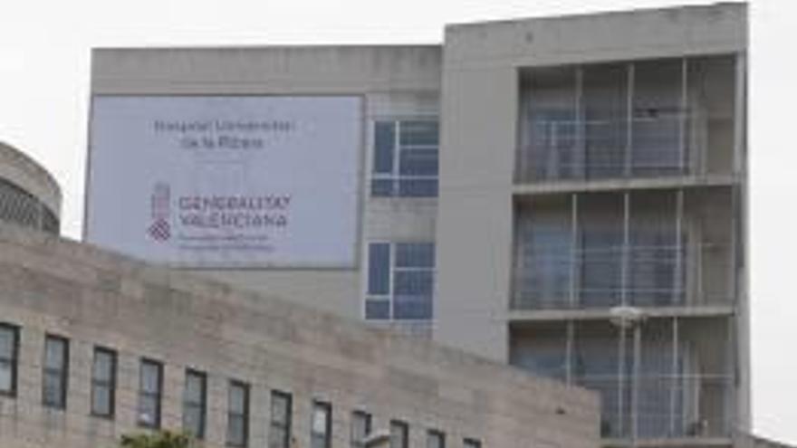 El hospital, con la nueva cartelería instalada por el Consell.