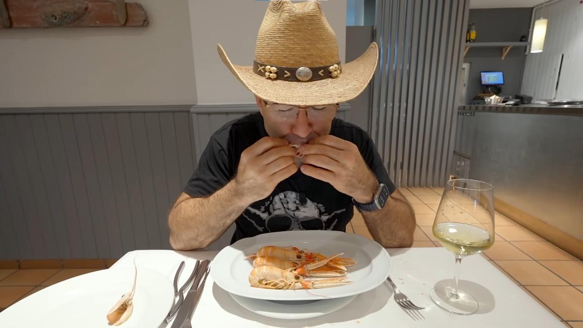 Sezar Blue probando las cigalas de la marisquería Cancelo (1)