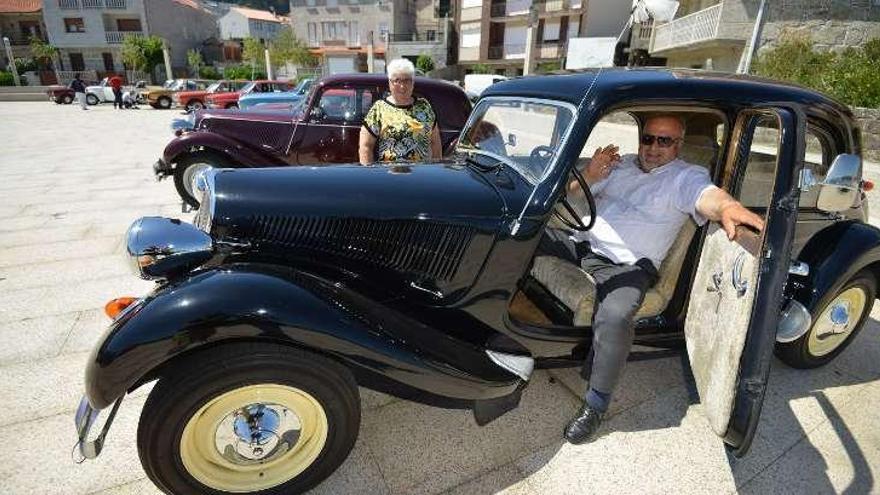 Poio recibe a los aficionados a los coches y las bicicletas de época