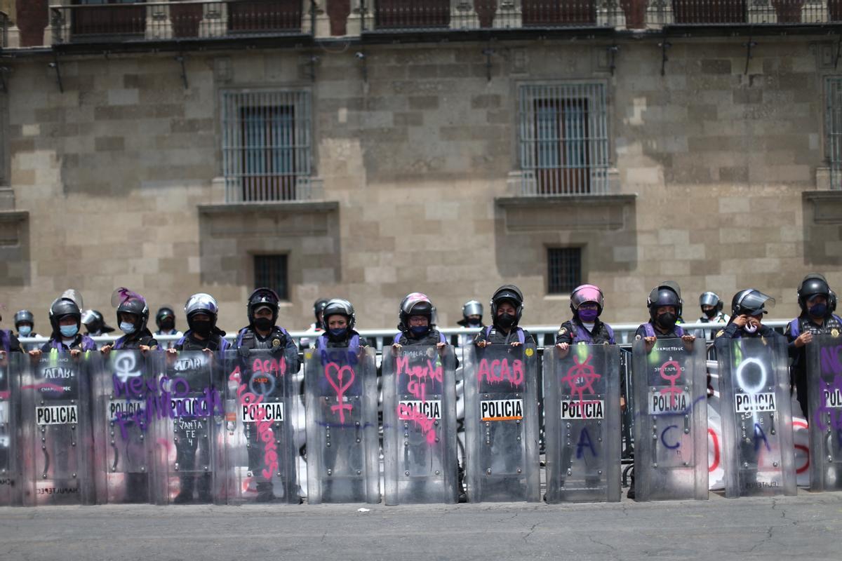 Imagen de colectivos feministas protestando en Ciudad de México por los feminicidios en el país, el 18 de julio de 2021.