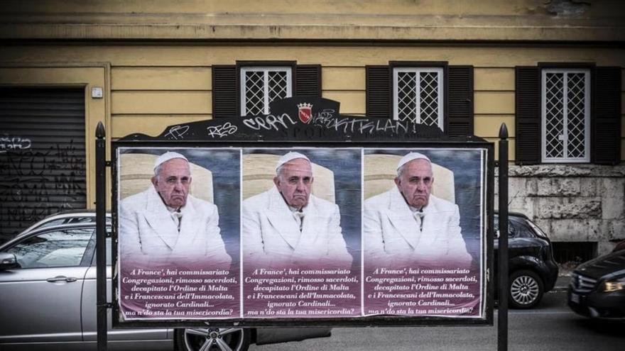 Carteles contra el Papa en el corazón de Roma