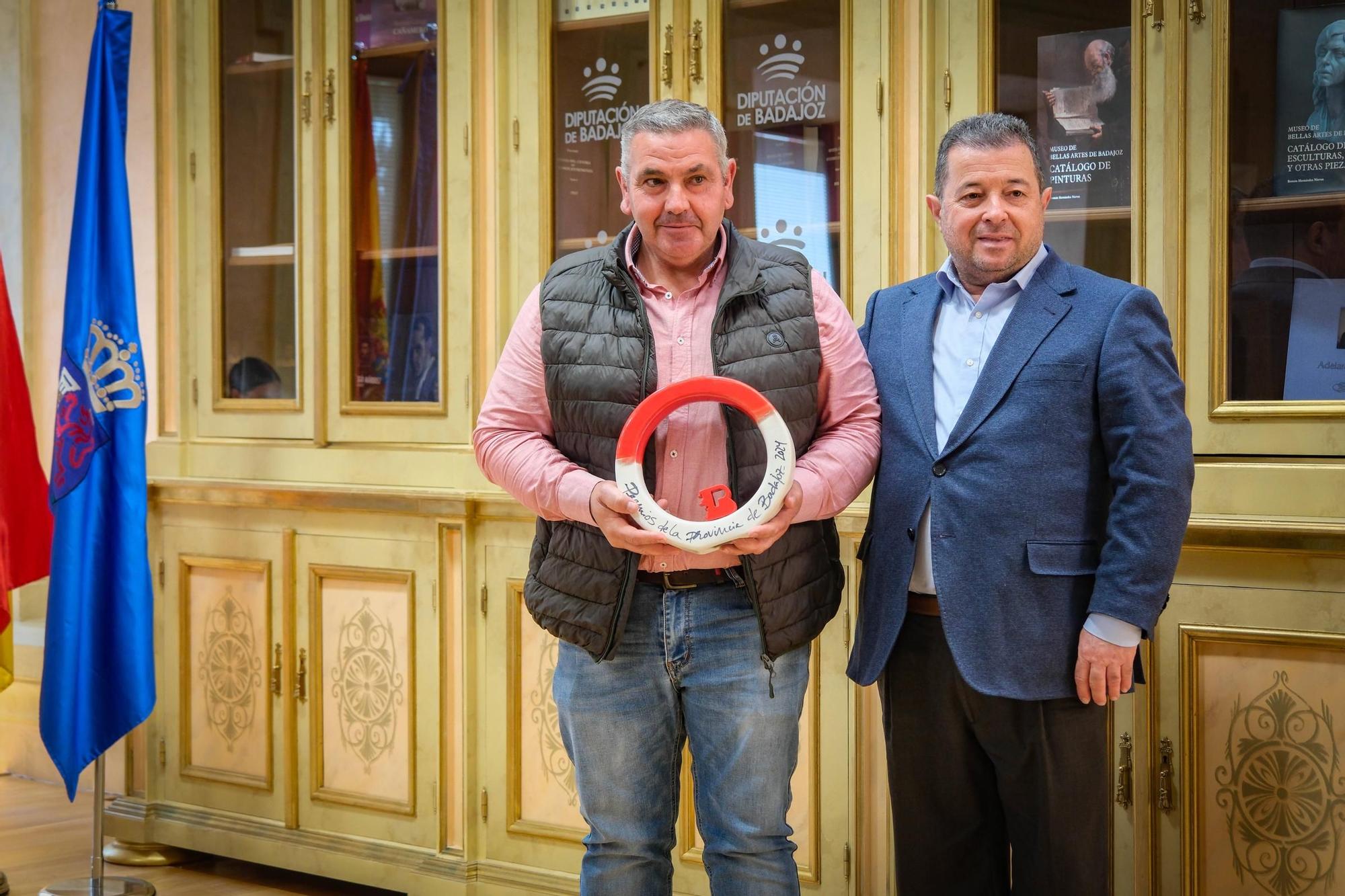Inocencio Rodríguez, alcalde de La Lapa, recoge el premio de la Provincia en la categoría del deporte