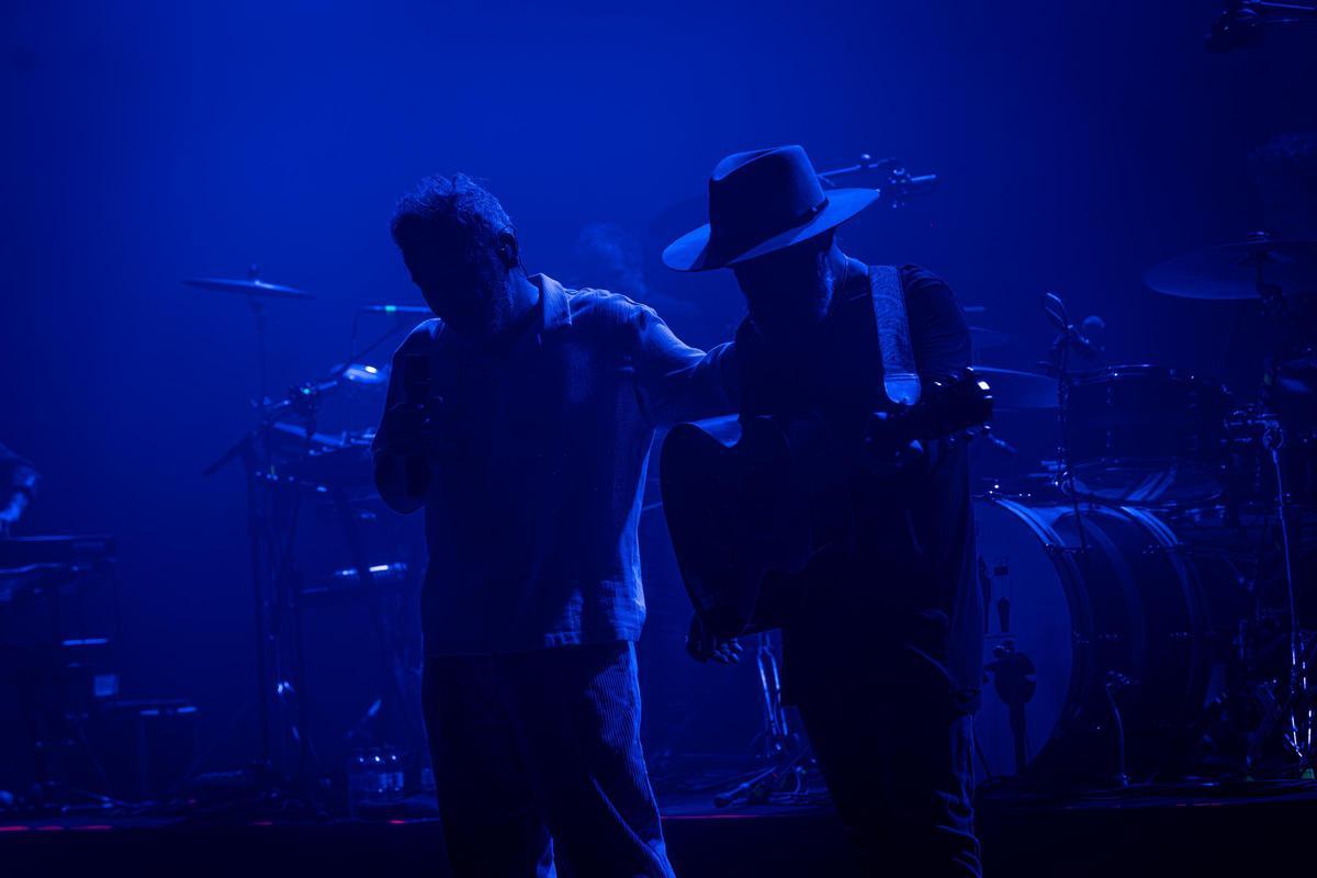 Love of Lesbian cierra filas con su ‘hermandad’ en un inflamado estreno en Razzmatazz