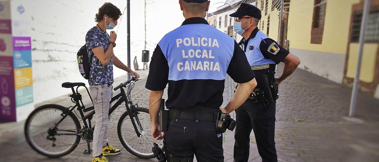 Unos agentes de la Policía Local de La Laguna en el casco histórico.