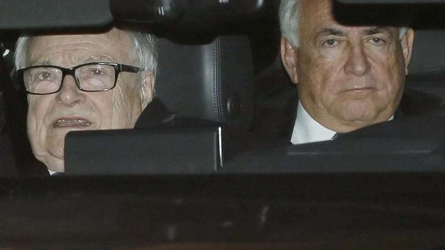 Strauss-Kahn (derecha), junto a uno de sus abogados, a la salida del juicio. // Reuters