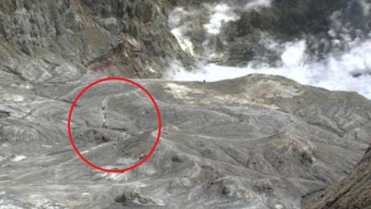 Turistas en el cráter del volcán de Nueva Zelanda justo antes de la explosión.