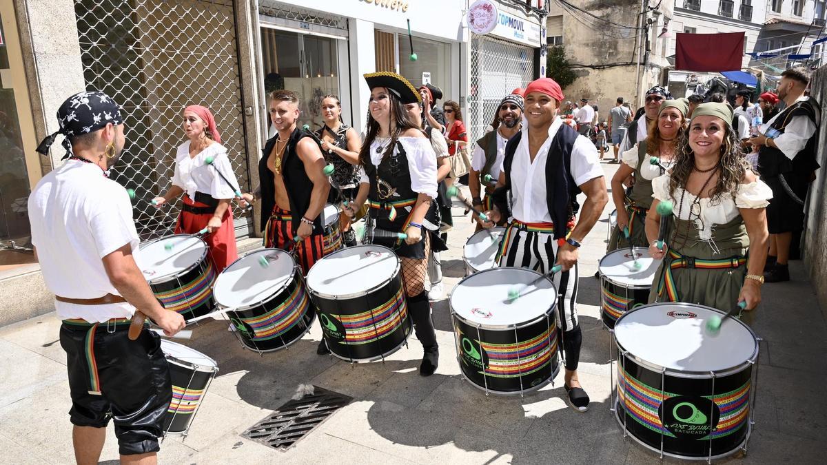Tambores por el centro de Marín durante la Festa Corsaria.