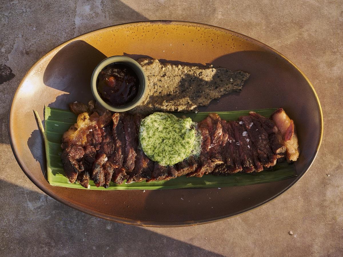 La cocina ofrece propuestas con base mexicana, toques nikkei e influencias mediterráneas.
