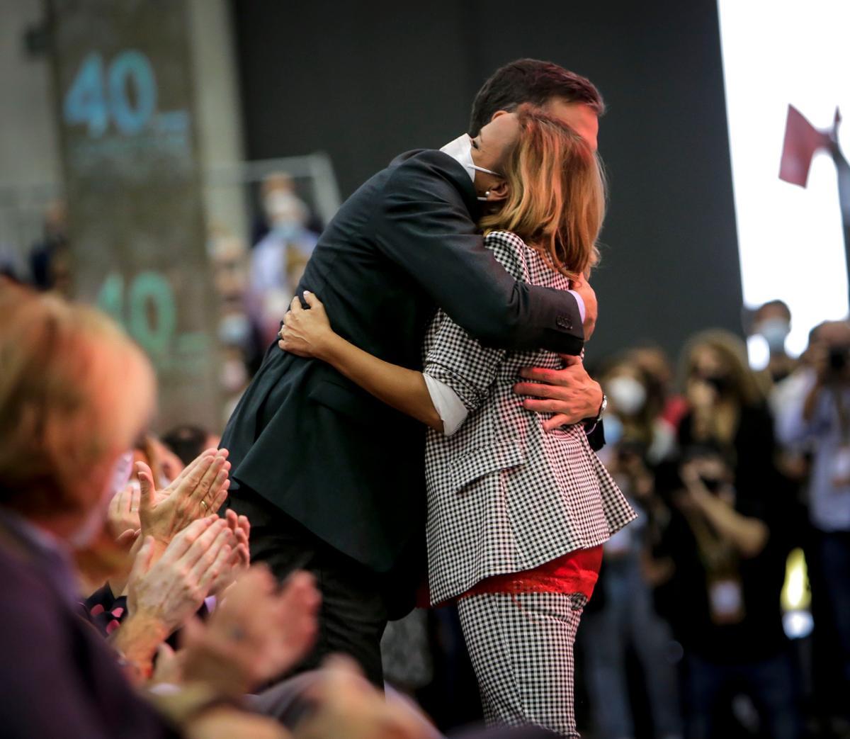 Pedro Sánchez y Mayte Pérez se abrazan en el 40 congreso federal.