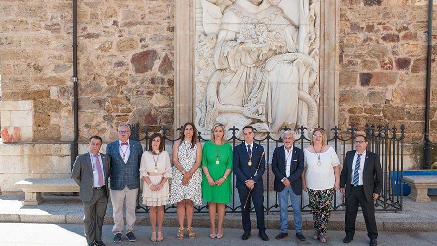 La senadora (segunda por la derecha), con el equipo de Gobierno de Huerga.