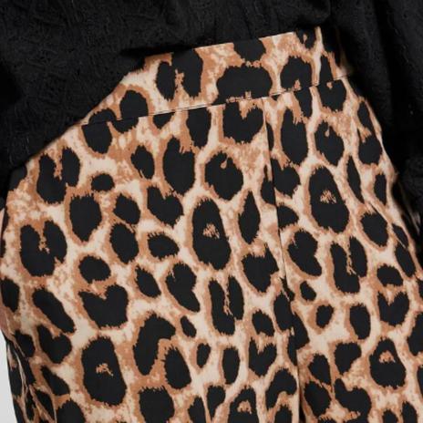Sabemos dónde comprar el pantalón de leopardo más buscado por las editoras de moda (y medio TikTok)