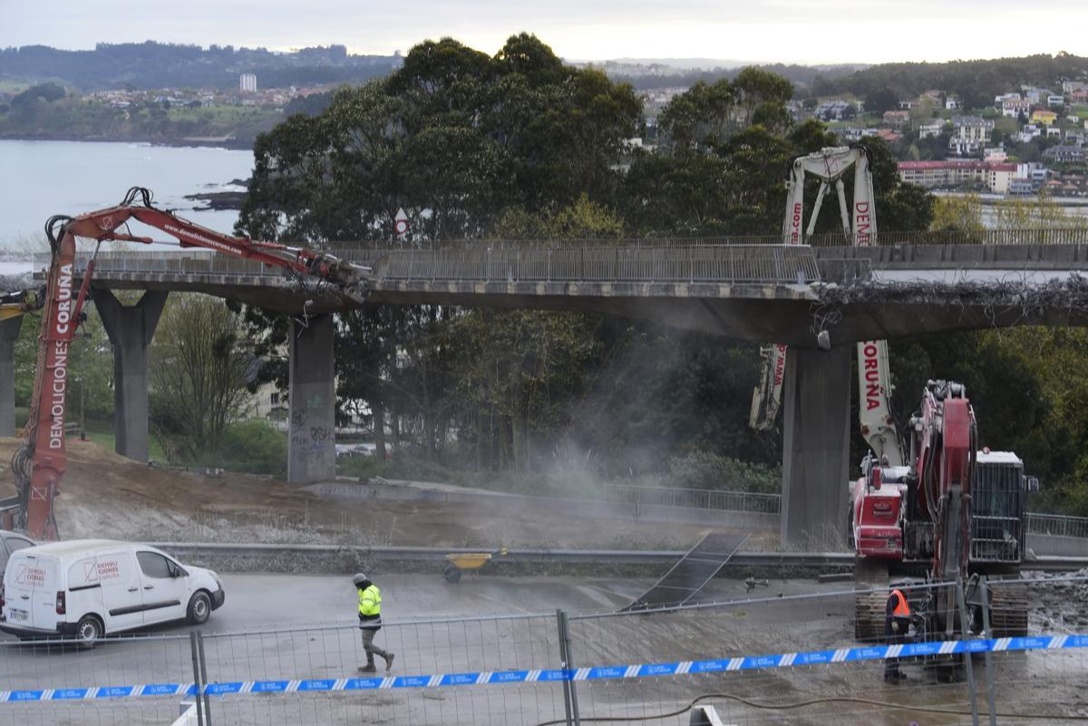 Derribo del viaducto de acceso al Chuac con el corte de tráfico en A Pasaxe Derribo del viaducto de acceso al Chuac con el corte de tráfico en A Pasaxe