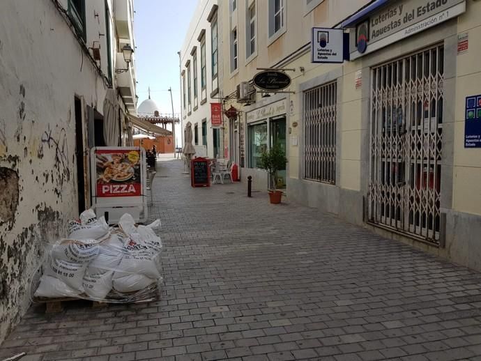 El centro de Arrecife se prepara para las lluvias con sacos de arena