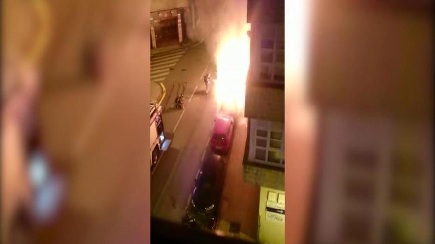 Espectacular incendio de una furgoneta en Gijón