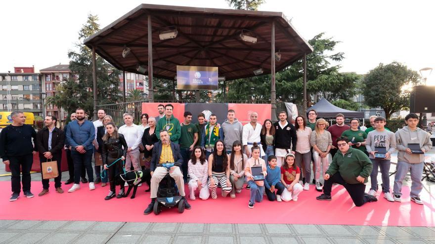 Foto de familia de la  Gala de los Premios  Deportivos del municipio, celebrada el 
pasado mes de abril.| |   LNE