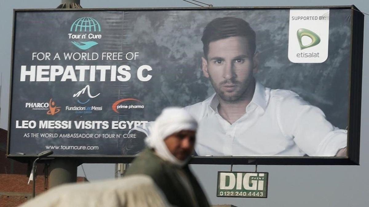 Un cartel, en El Cairo, anuncia la visita de Leo Messi.