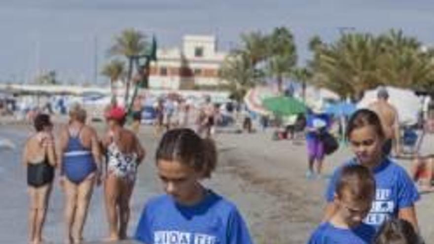 Decenas de voluntarios participaron ayer en una jornada de limpieza en la playa de Levante, desde la arena y los espigones hasta los fondos marinos.