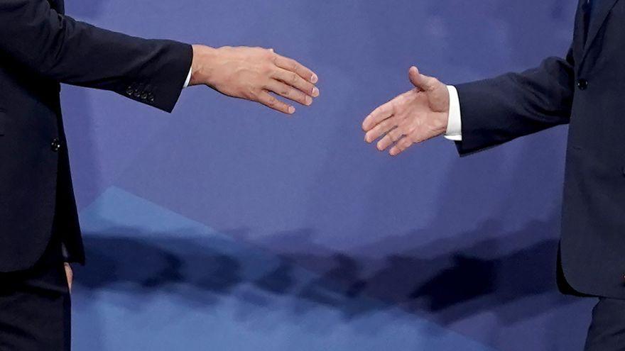 Cruce de manos de Joe Biden y Pedro Sánchez.