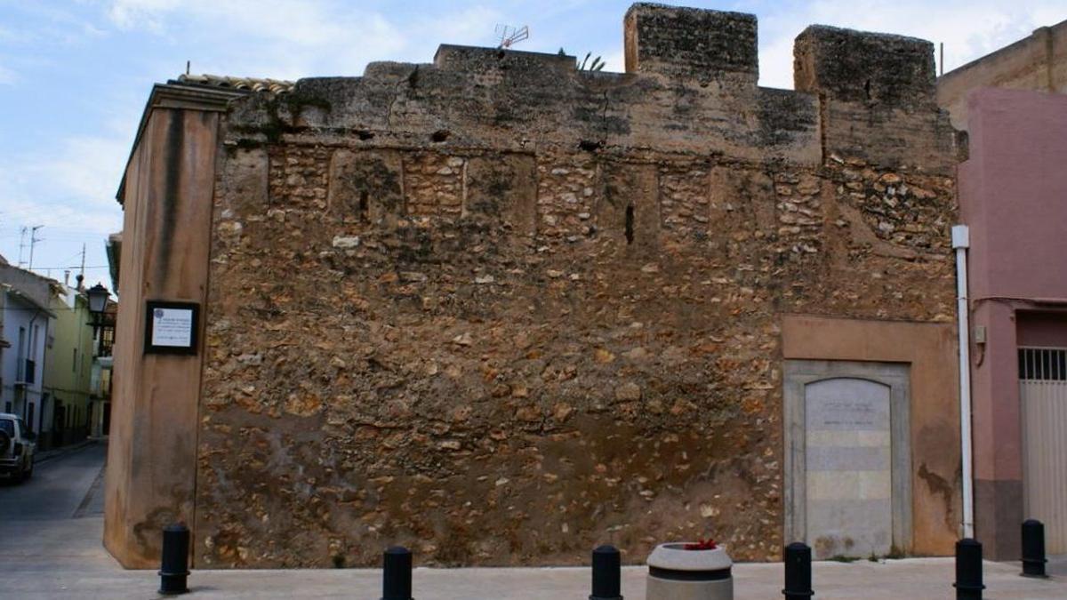 Imagen de parte de uno de los lienzos de la muralla medieval de Almassora.