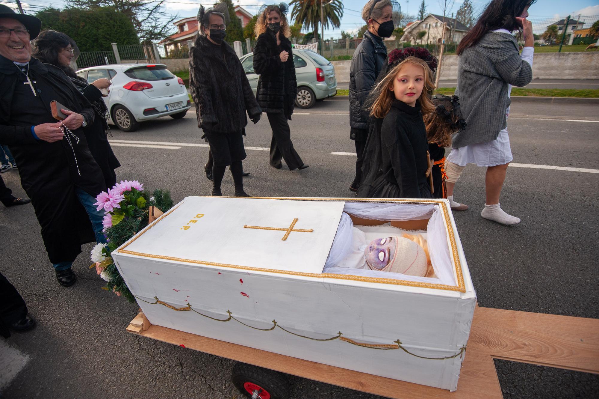 Residentes en O Couto en Oleiros escenifican una procesión fúnebre por una muerte por atropello en la carretera para pedir un paso peatonal