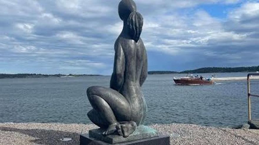Escultura de Baltasar Lobo en un puerto de Estocolmo.