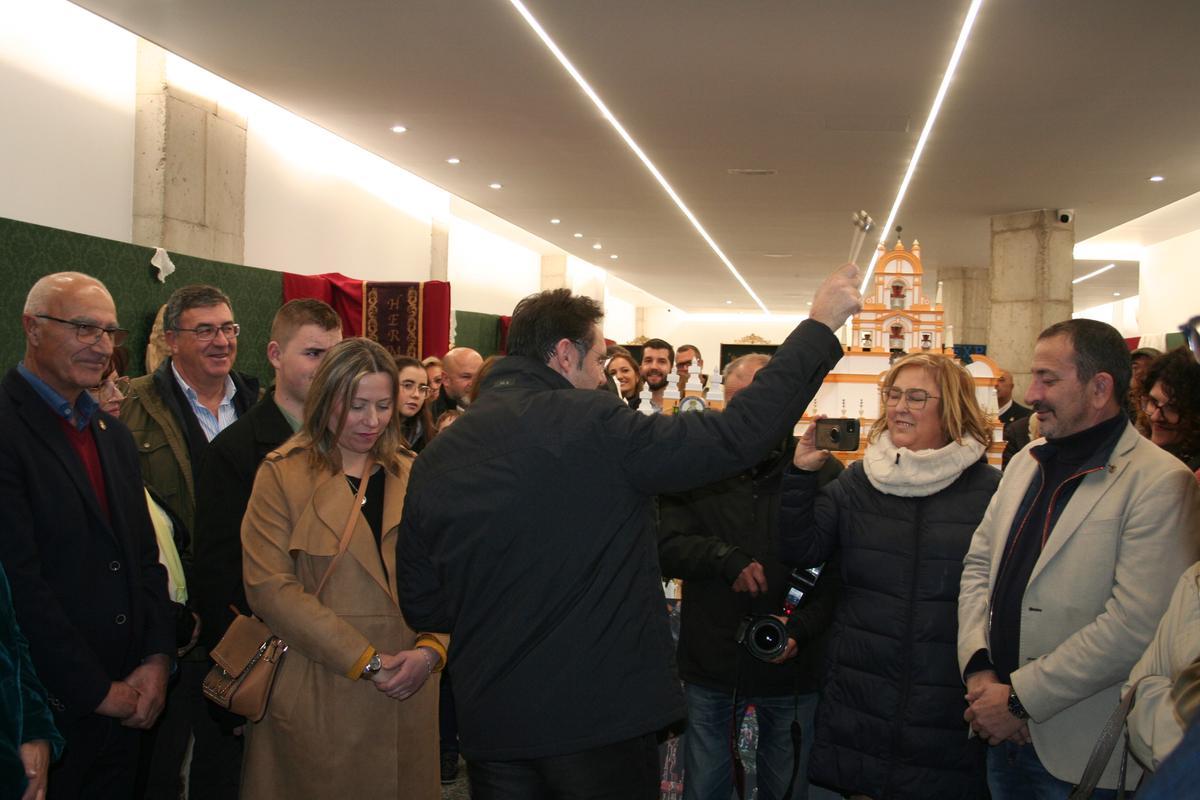 El párroco del Carmen y arcipreste de la Vicaría Episcopal de Lorca, Juan José Torreglosa, bendecía la nueva sala de exposiciones del Paso Morado.
